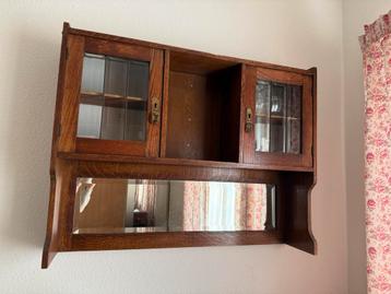 Oud muur kastje met glazen deurtjes en spiegel