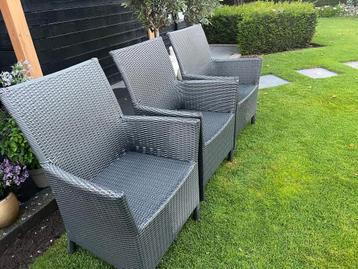3 kunststof tuinstoelen – nette set beschikbaar voor biedingen