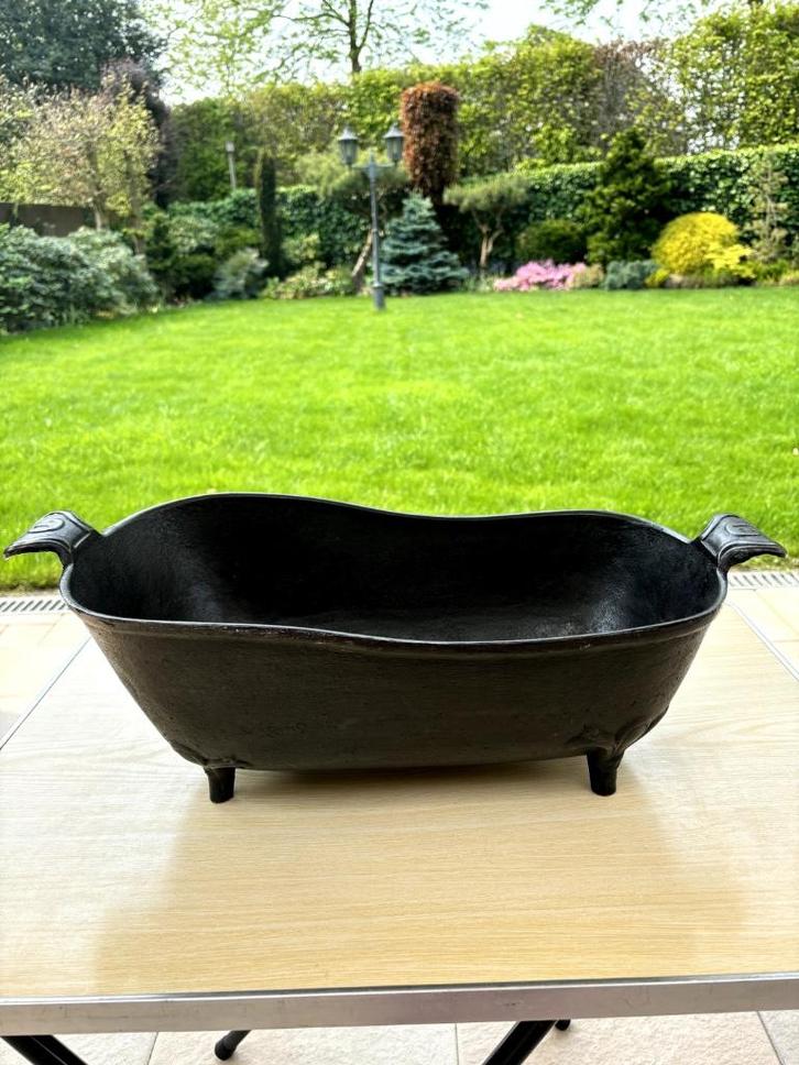 Oude gietijzeren kolenbak op pootjes., Antiek en Kunst, Antiek | Woonaccessoires, Ophalen