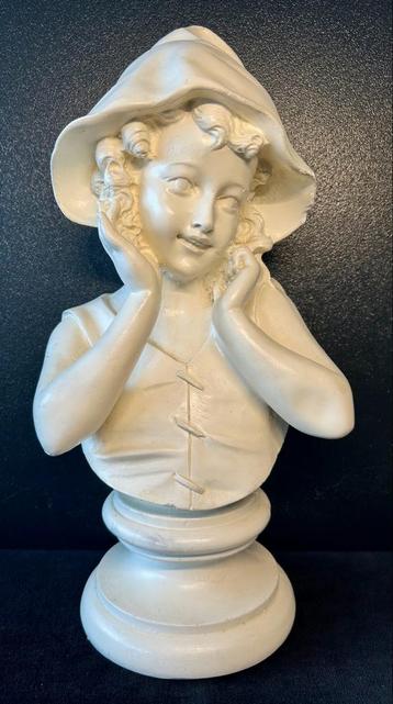 Vintage Beeld van Meisje met Hoed beschikbaar voor biedingen