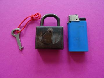 OUD ANTIEK ZEGEL HANGSLOT SLEUTEL SLOT SLOTEN HANGSLOTEN  beschikbaar voor biedingen