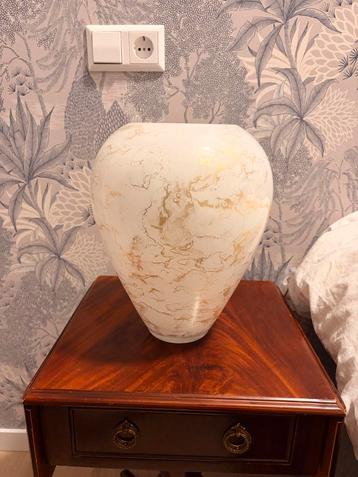 Witte vaas met gouden accenten - Zo goed als nieuw! beschikbaar voor biedingen