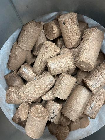 Houten Briketten - Ideaal voor de kachel! beschikbaar voor biedingen