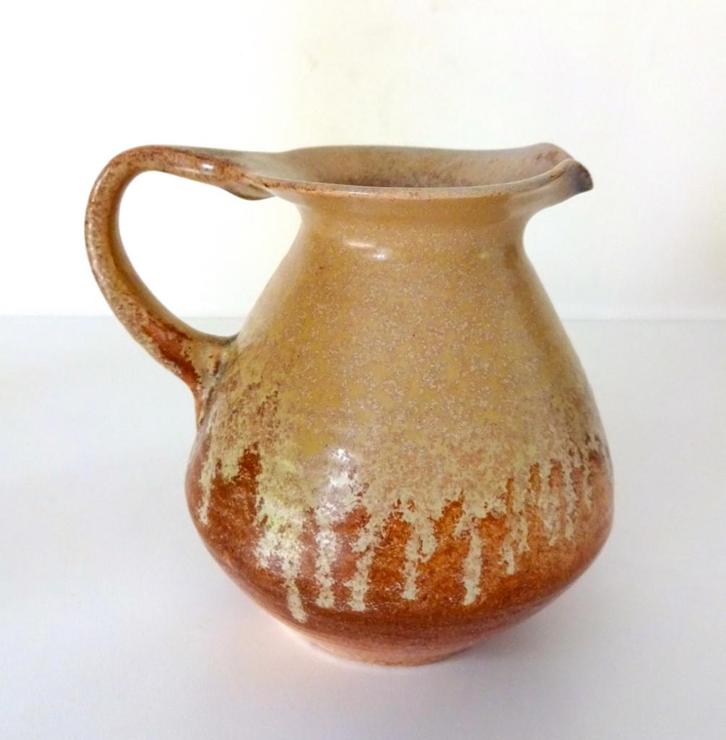 Keramiek vaas met oor beige met bruin Mobach 6589-k, Antiek en Kunst, Antiek | Keramiek en Aardewerk, Ophalen of Verzenden