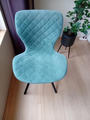 2 nette eetkamerstoelen beschikbaar voor biedingen