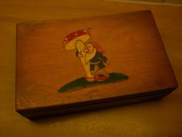 Houten naaidoos vintage beschikbaar voor biedingen