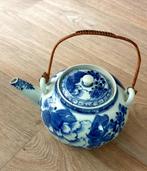 Oud Porseleinen theepot met onderzetter, Ophalen of Verzenden
