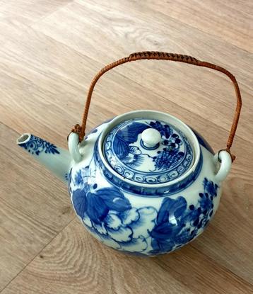 Oud Porseleinen theepot met onderzetter  beschikbaar voor biedingen