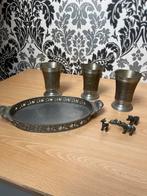 Tinnen dienblad, bekers en dierenbeeldjes, Ophalen