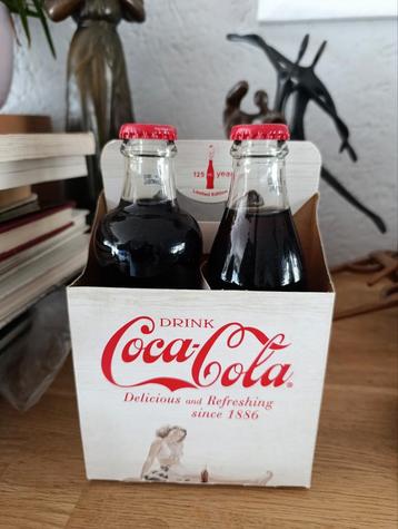 Doosje met 2 oude coca Cola flesjes  beschikbaar voor biedingen