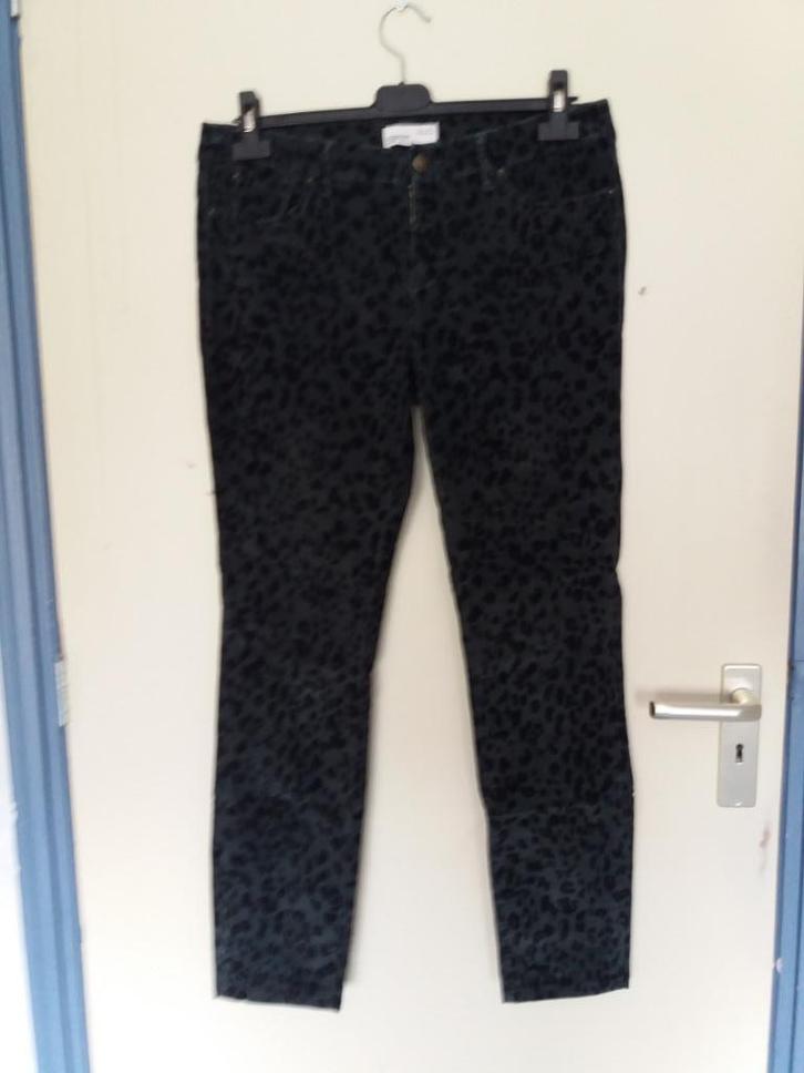 Een donker-grijze broek met zwarte luipaard vlekken erop., Kleding | Dames, Broeken en Pantalons, Zo goed als nieuw, Maat 38/40 (M)