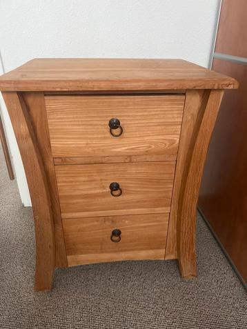 Indonesisch Teakhouten Nachtkastje met 3 Laden beschikbaar voor biedingen