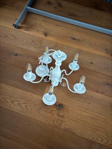 Mooie kroonluchter voor meidenkamer