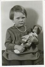 Foto Prentbriefkaart. Meisje met Pop (onbekend), Gebruikt, Foto, Ophalen of Verzenden, Voor 1940