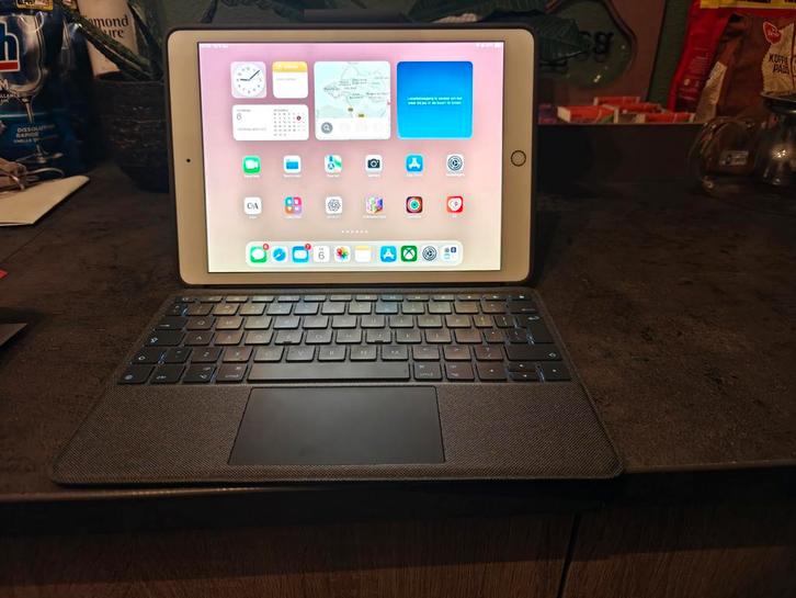 iPad 8 128GB + Logitech Combi Touch - Zo goed als nieuw!, Computers en Software, Apple Macbooks, Zo goed als nieuw, MacBook Air