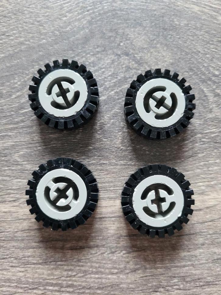 Lego Technic wielen grijs met zwarte grof profiel banden., Kinderen en Baby's, Speelgoed | Duplo en Lego, Gebruikt, Lego, Losse stenen