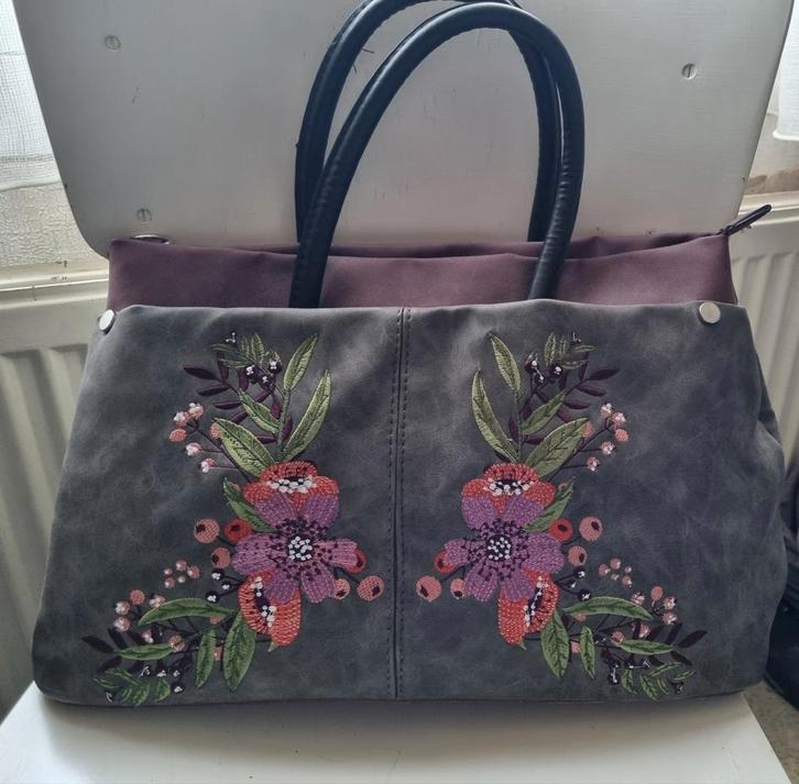 Mooie handtas met borduursel op voorkant, grijs met bordeaux, Sieraden, Tassen en Uiterlijk, Tassen | Damestassen, Zo goed als nieuw