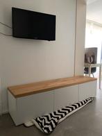 Tijdloos zwevend wit TV meubel met 4 cm rustiek houten blad,, Huis en Inrichting, Kasten | Televisiemeubels, Minder dan 100 cm