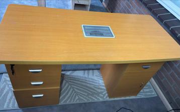 Nageltafel met afzuiging beschikbaar voor biedingen