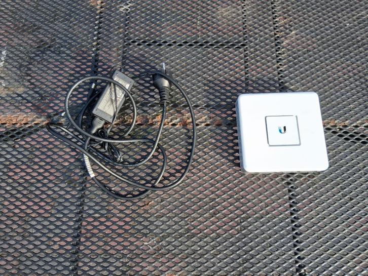 ubiquiti unifi usg router, Computers en Software, Routers en Modems, Gebruikt, Router met modem, Ophalen of Verzenden