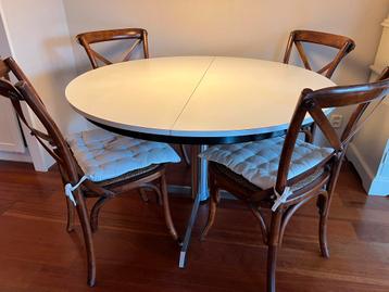 Mooie uittrekbare vintage eettafel met of zonder 4 stoelen beschikbaar voor biedingen