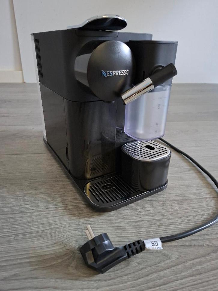 De'Longhi Nespresso Lattissima One EN 510.B, Witgoed en Apparatuur, Koffiezetapparaten, Zo goed als nieuw, Koffiepads en cups