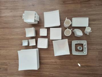 Wit vierkant servies set beschikbaar voor biedingen