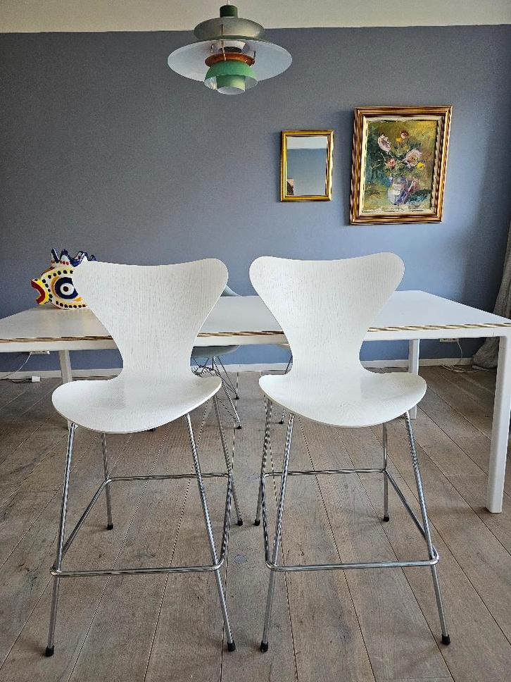 2x barkruk door Arne Jacobsen voor Fritz Hansen Series 7, Huis en Inrichting, Barkrukken, Zo goed als nieuw, 60 tot 90 cm, Hout