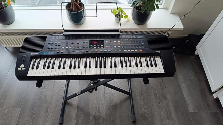 Roland E-66 keyboard, Muziek en Instrumenten, Keyboards, Gebruikt, 61 toetsen, Roland, Aanslaggevoelig, Met standaard, Midi-aansluiting