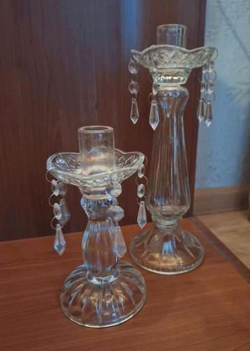 2 glazen kandelaars met glazen druppelvangers beschikbaar voor biedingen