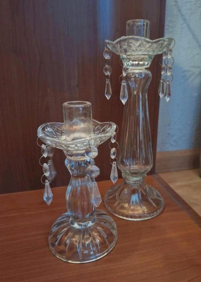 2 glazen kandelaars met glazen druppelvangers, Antiek en Kunst, Antiek | Kandelaars, Glas, Ophalen of Verzenden