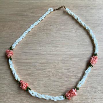 Set oorbellen met bijpassende hanger beschikbaar voor biedingen