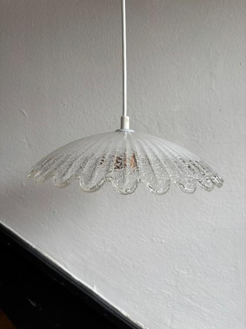 Vintage glazen holophane bloem sierlijke hanglamp golfrand, Huis en Inrichting, Lampen | Hanglampen, Minder dan 50 cm, Glas, Ophalen of Verzenden