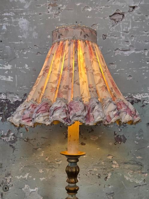 Grote lampenkap met bloemenprint en ruches, Huis en Inrichting, Lampen | Lampenkappen, Gebruikt, 25 tot 50 cm, Rond, Wit, Beige