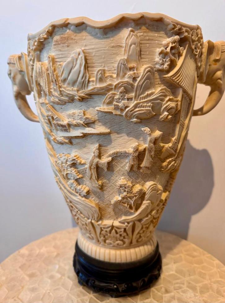 Italiaanse resin vaas chinees reliëfdecor, Antiek en Kunst, Antiek | Vazen, Ophalen of Verzenden