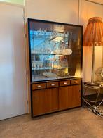 Vintage notenhouten winkel vitrinekast ‘60, Huis en Inrichting, Kasten | Vitrinekasten, Glas, Vintage retro buisframe design rotan webbing papercord deens