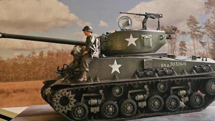 1/16 Sherman met 2 crew., Hobby en Vrije tijd, Modelbouw | Auto's en Voertuigen, Zo goed als nieuw, Tank, Groter dan 1:32, Overige merken