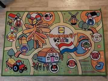 Speelkleed met knuffels beschikbaar voor biedingen