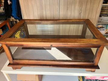 Prachtige Vintage tafelvitrine beschikbaar voor biedingen