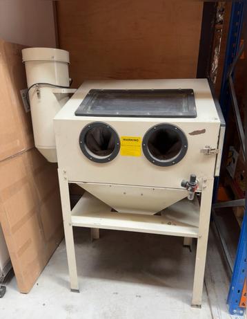 Zandstraalcabine zandstraalmachine te koop beschikbaar voor biedingen