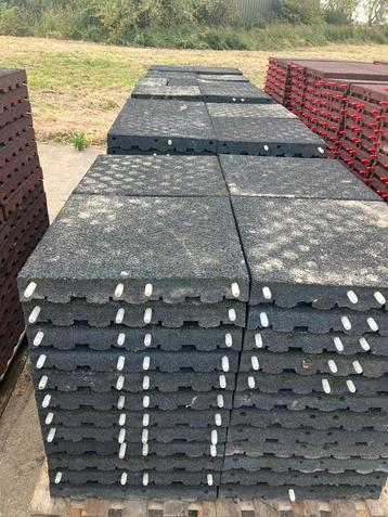 164 vochtdoorlatende rubberen tegels 50x50x7cm beschikbaar voor biedingen
