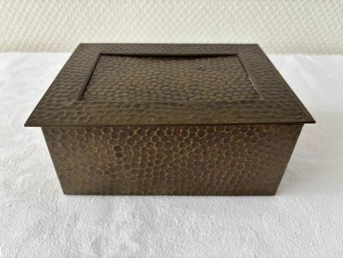 Art Deco blik / sigarendoos van gehamerd koperkleurig metaal, Antiek en Kunst, Curiosa en Brocante, Ophalen of Verzenden
