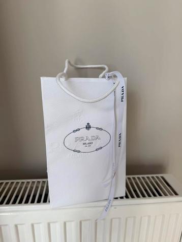 Nieuwe kartonnen prada tas beschikbaar voor biedingen