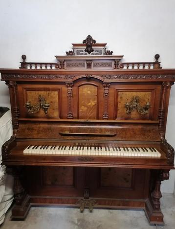 antieke houten piano beschikbaar voor biedingen