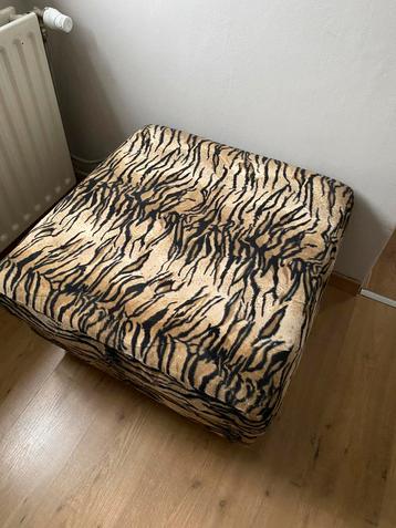 Hocker/ Poef ,  panterprint 65x65x45 cm, zgan  beschikbaar voor biedingen