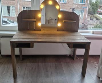 Steigerhouten bureau en kaptafel beschikbaar voor biedingen