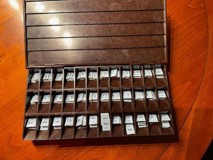 Letterdoos Bakeliet met 3 oude  werkboekjes, Kinderen en Baby's, Speelgoed | Educatief en Creatief, Gebruikt, Taal en Lezen, Ophalen of Verzenden