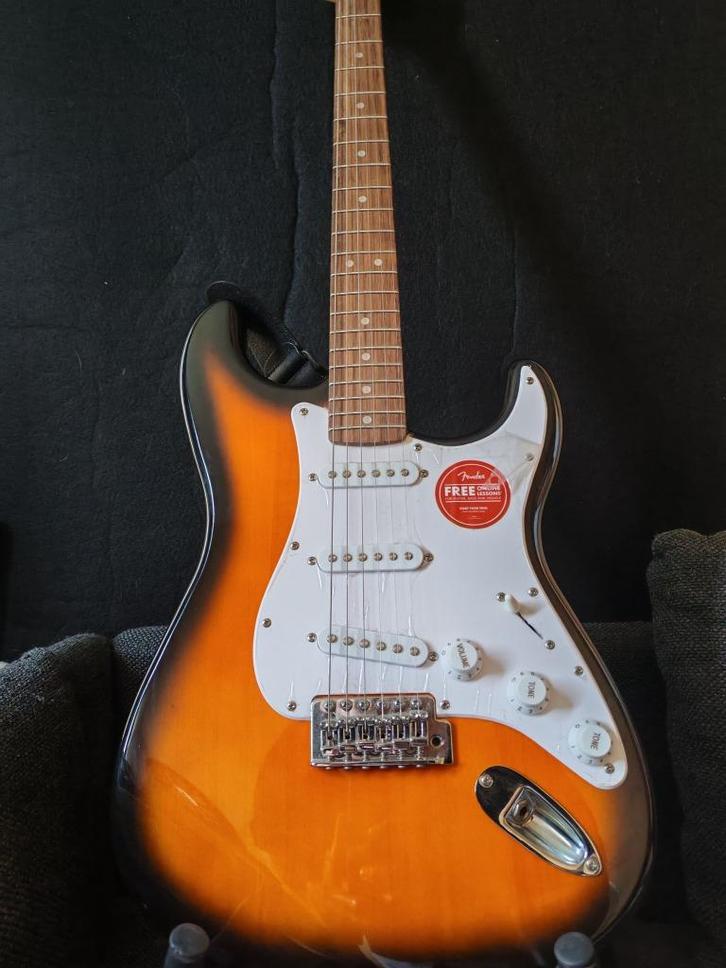 Squier Strat Elektrische Gitaar + Amp + Tuner + Stand, Muziek en Instrumenten, Snaarinstrumenten | Gitaren | Elektrisch, Zo goed als nieuw