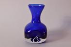 Retro vintage blauwe glazen vaas met decoratieve deuken, Ophalen of Verzenden