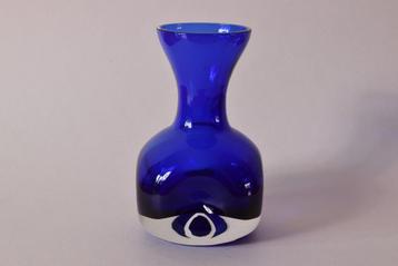 Retro vintage blauwe glazen vaas met decoratieve deuken beschikbaar voor biedingen